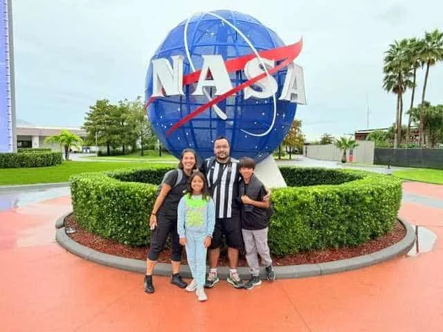 Famiglia in visita al Kennedy Space Center a Cape Canaveral
