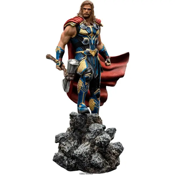Statua Iron Studios di Thor da Love and Thunder in scala uno a dieci alta ventisei centimetri