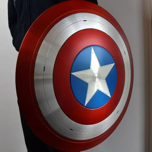 Scudo di Capitan America in acciaio da 55,9 cm con impugnature in pelle